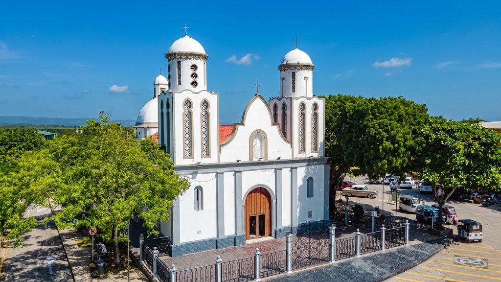 Iglesia Nuestra Señora de la Candelaria: Corazón histórico y social del municipio, destacado por su arquitectura colonial-tradicional y sus zonas de integración ciudadana.